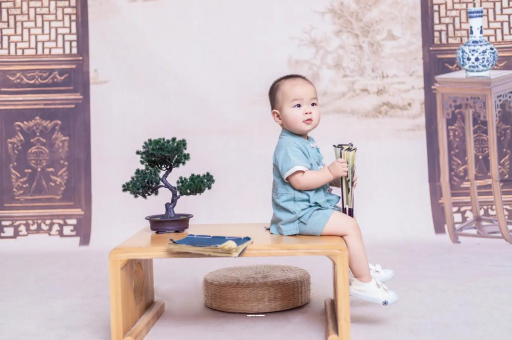 龙口宝宝边吃奶边挣扎烦躁